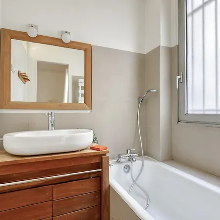 Classic & Charming Parisian Flat - Luxury 16th شقة باريس