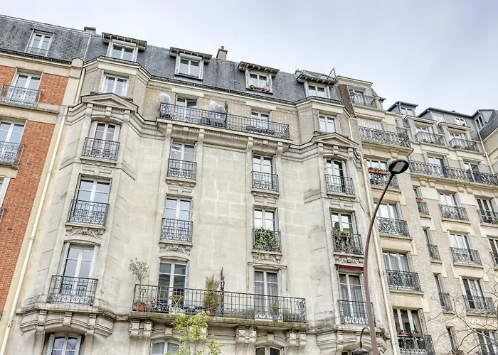 Classic & Charming Parisian Flat - Luxury 16th Daire