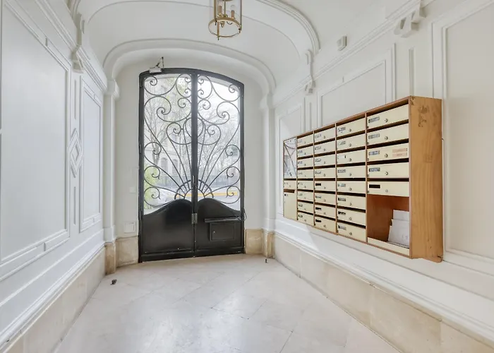 Classic & Charming Parisian Flat - Luxury 16th Daire